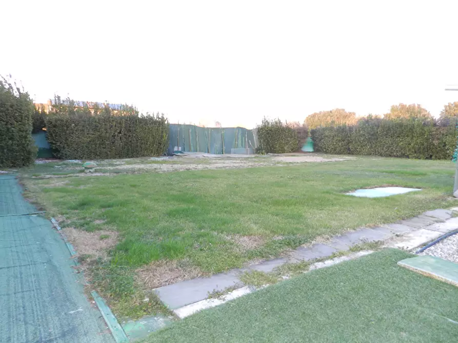 Immagine 9 di Magazzino in vendita  a Lucca