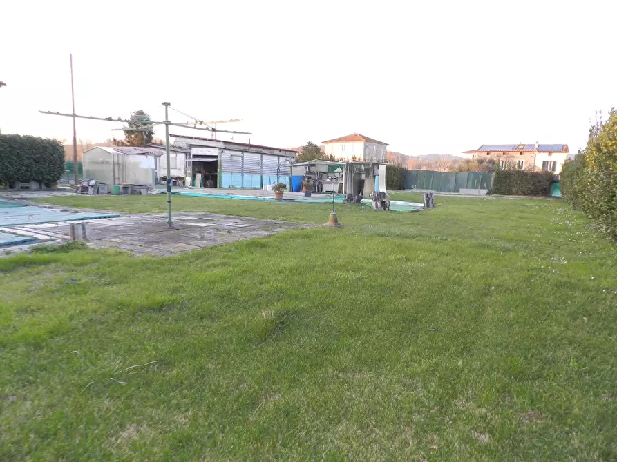 Immagine 11 di Magazzino in vendita  a Lucca