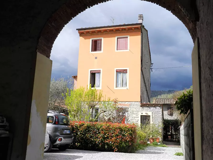Immagine 1 di Rustico / casale in vendita  a Lucca