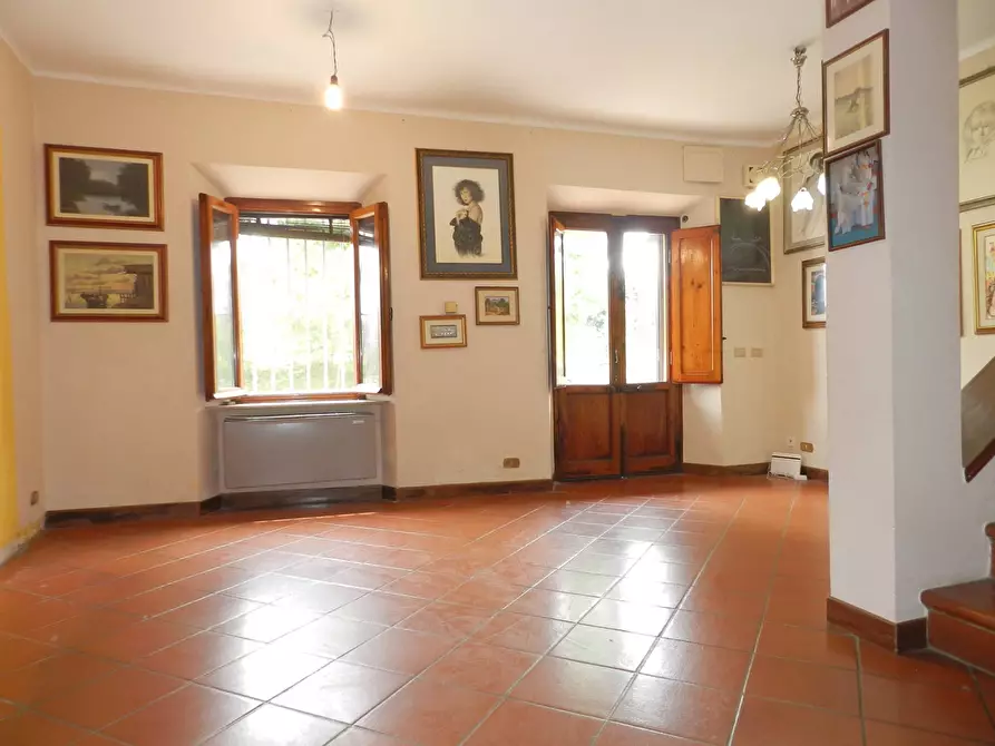 Immagine 1 di Casa semindipendente in vendita  a Lucca