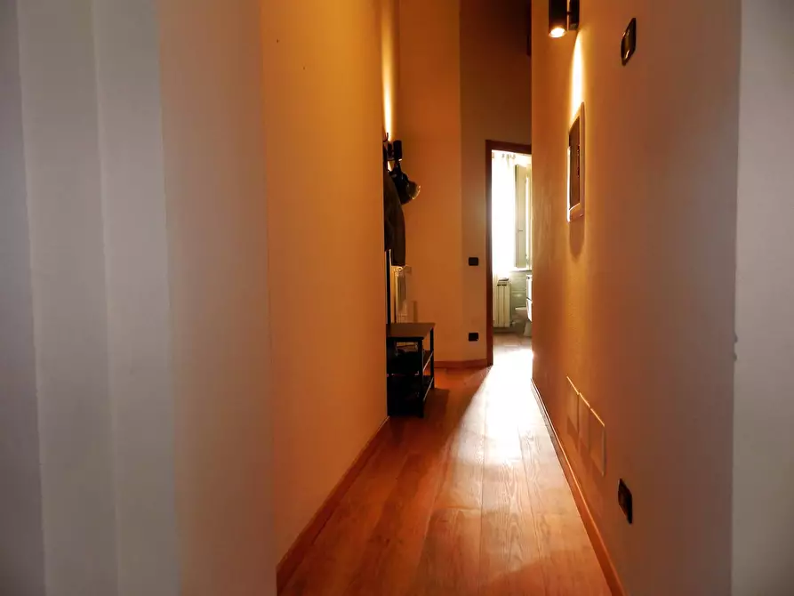 Immagine 11 di Appartamento in vendita  a Lucca