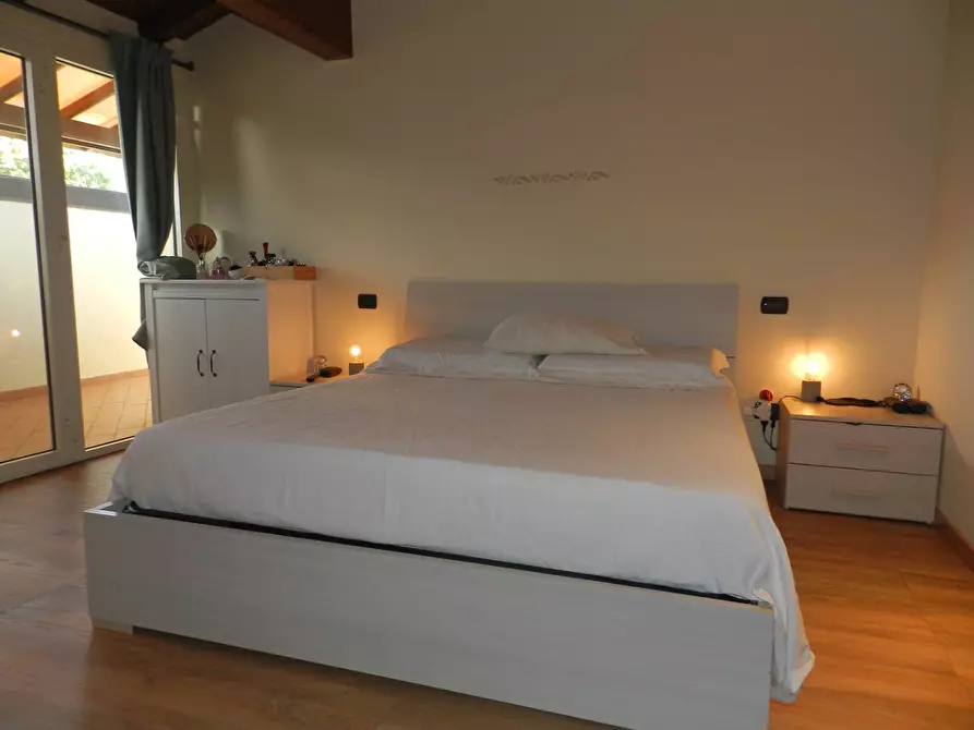 Immagine 14 di Appartamento in vendita  a Lucca