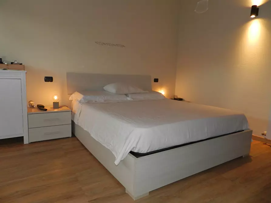 Immagine 15 di Appartamento in vendita  a Lucca