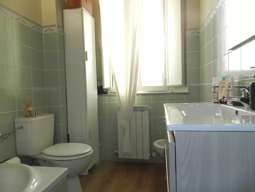 Immagine 21 di Appartamento in vendita  a Lucca