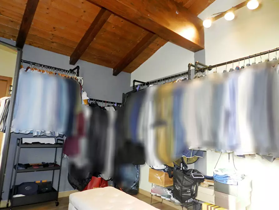 Immagine 19 di Appartamento in vendita  a Lucca