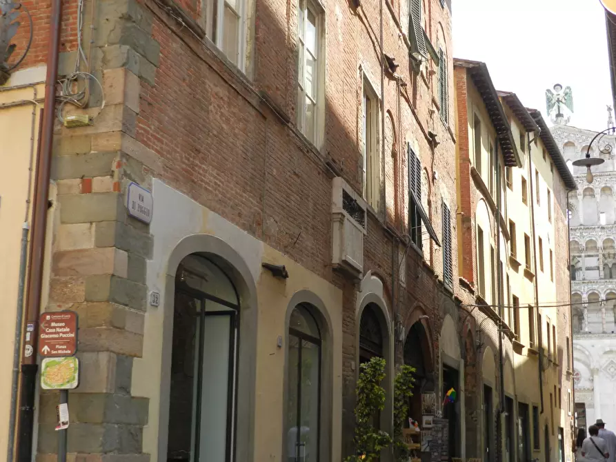 Immagine 21 di Appartamento in vendita  a Lucca