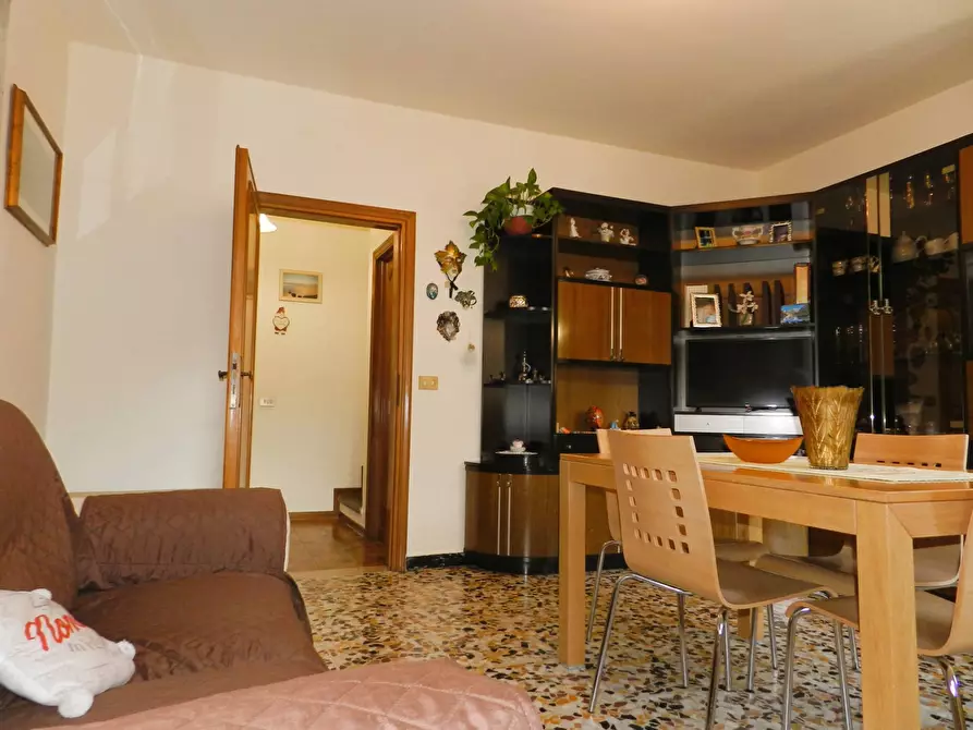 Immagine 11 di Rustico / casale in vendita  a Lucca