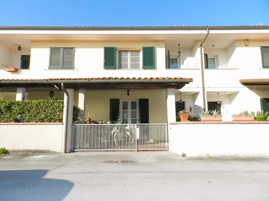 Immagine 1 di Villetta a schiera in vendita  a Lucca