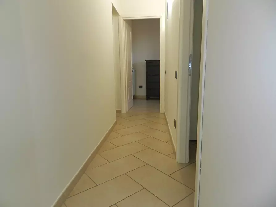 Immagine 11 di Appartamento in vendita  a Lucca