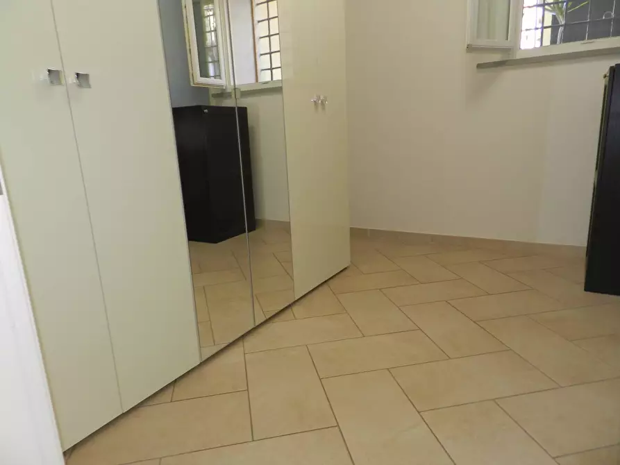 Immagine 13 di Appartamento in vendita  a Lucca