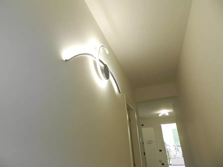 Immagine 28 di Appartamento in vendita  a Lucca