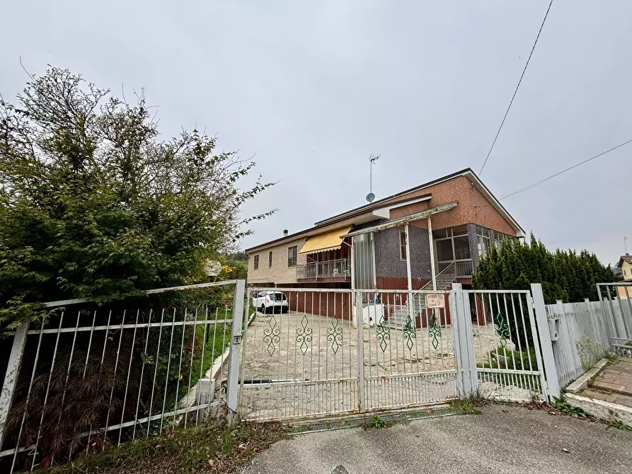 Immagine 1 di Villa in vendita  a Alessandria