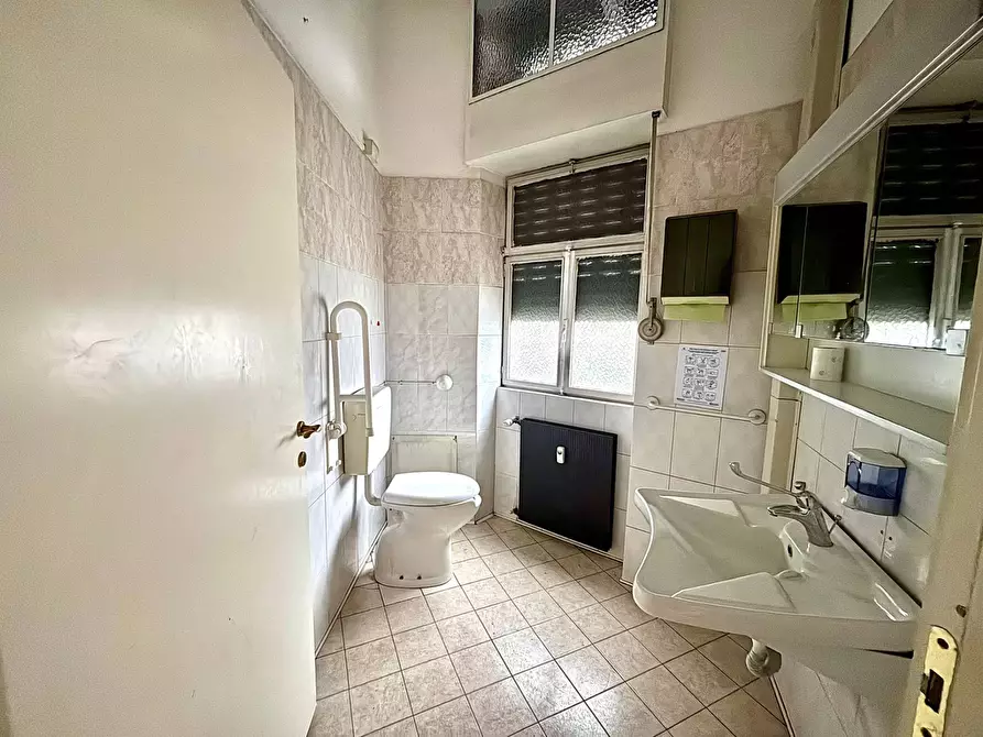 Immagine 6 di Locale commerciale in vendita  a Alessandria