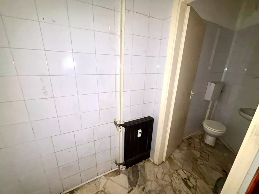 Immagine 7 di Locale commerciale in vendita  a Alessandria