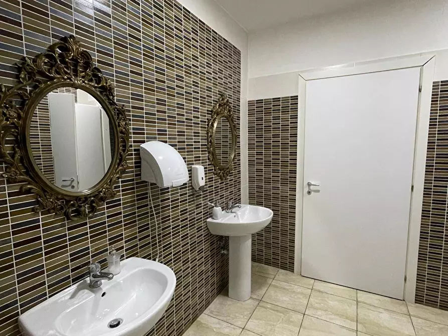 Immagine 16 di Locale commerciale in vendita  in Viale Elena a Ottaviano