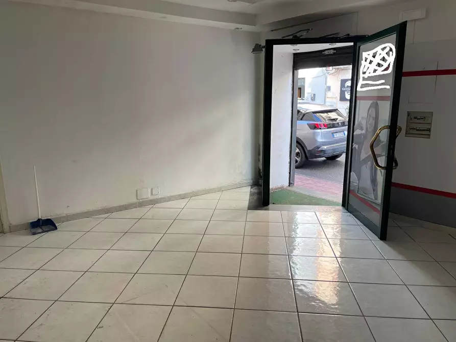 Immagine 5 di Locale commerciale in vendita  a Pompei