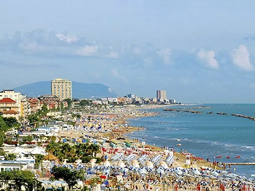 Immagine 4 di Locale commerciale in affitto  a Porto San Giorgio