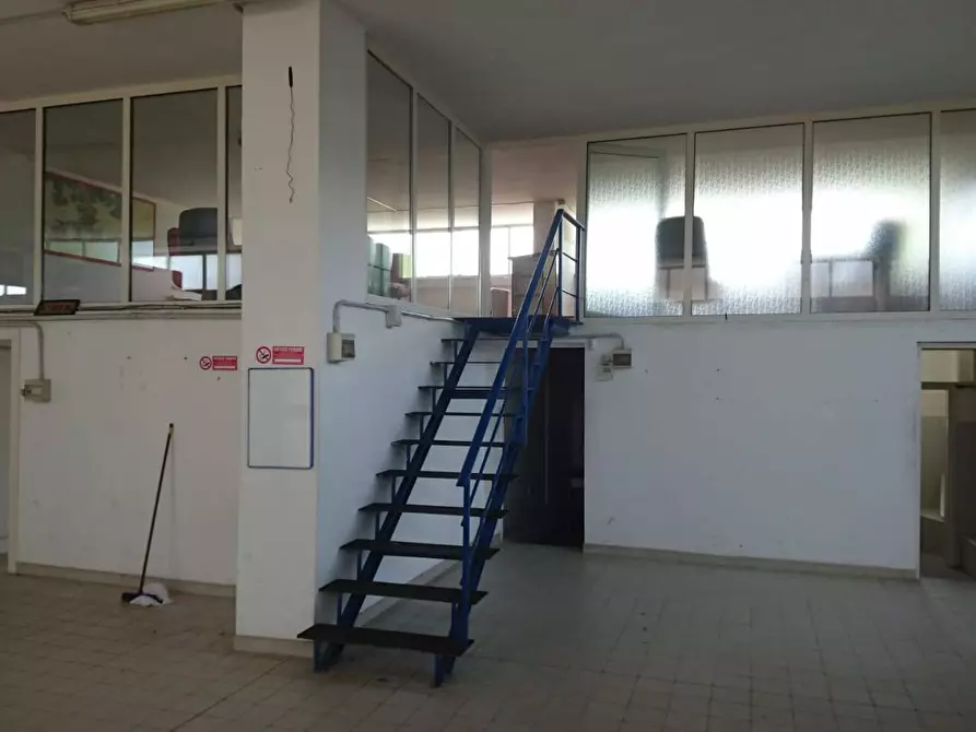 Immagine 2 di Locale commerciale in vendita  a Lapedona