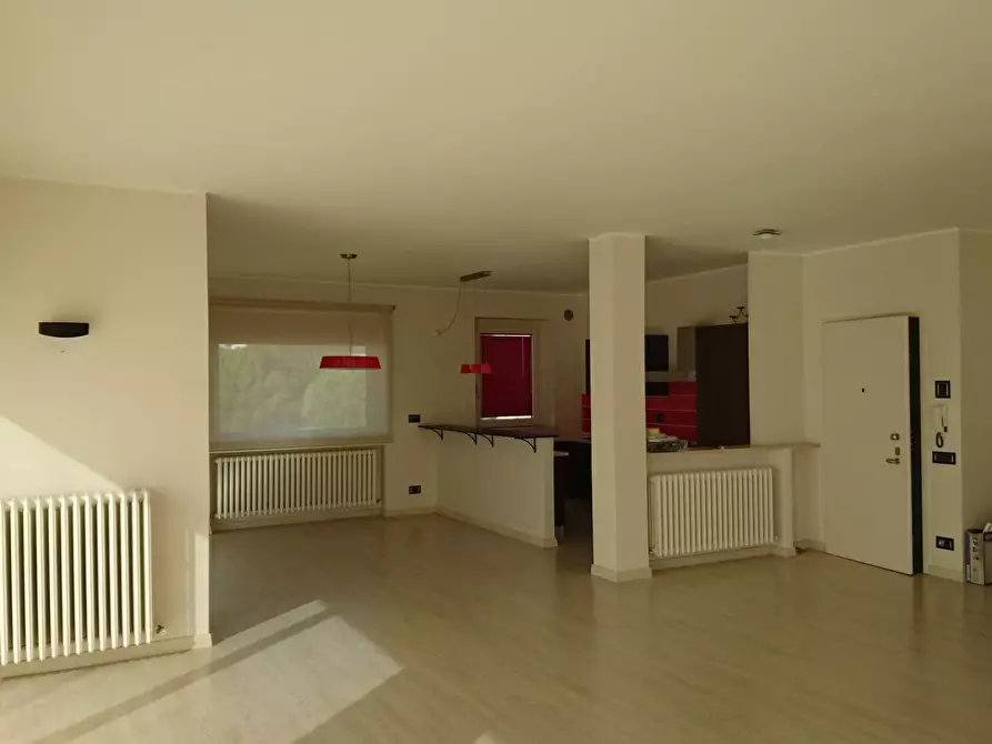 Immagine 8 di Locale commerciale in vendita  a Lapedona