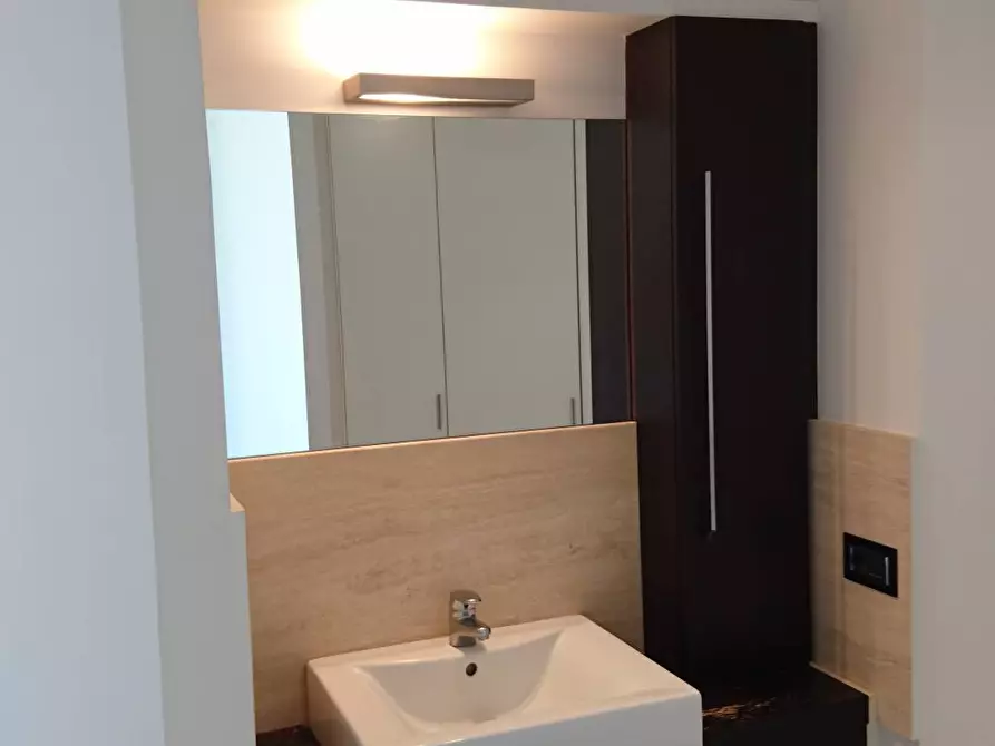 Immagine 11 di Locale commerciale in vendita  a Lapedona