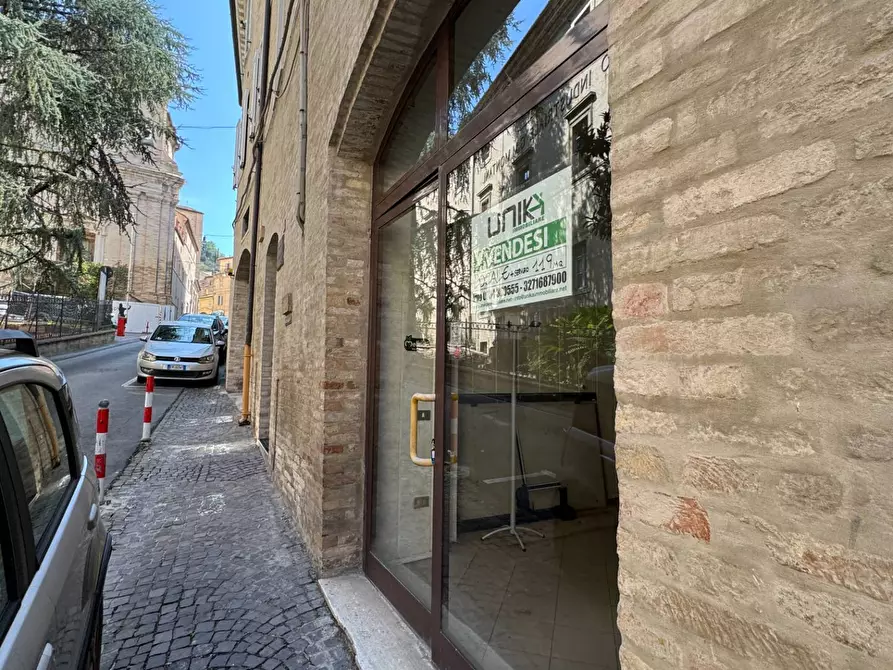 Immagine 10 di Locale commerciale in vendita  a Fermo