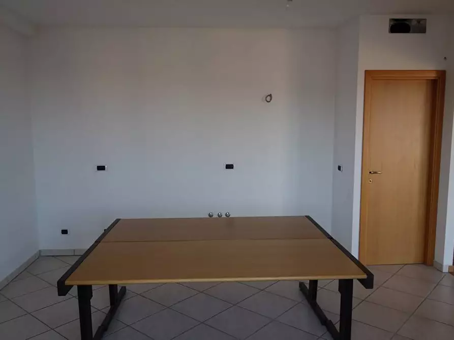 Immagine 2 di Locale commerciale in affitto  a Porto San Giorgio