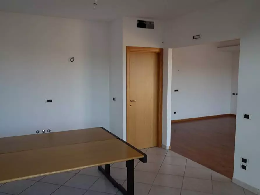 Immagine 3 di Locale commerciale in affitto  a Porto San Giorgio