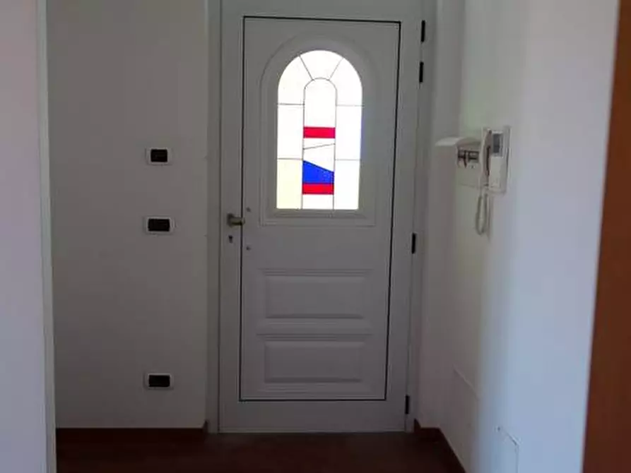 Immagine 4 di Locale commerciale in affitto  a Porto San Giorgio