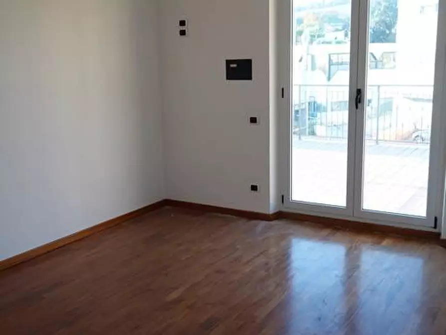 Immagine 7 di Locale commerciale in affitto  a Porto San Giorgio