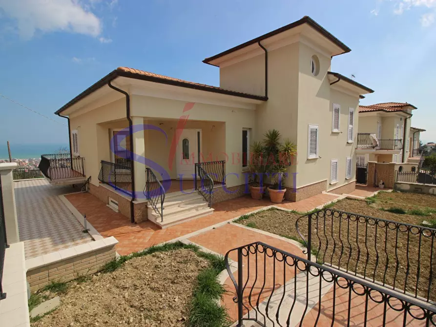 Immagine 1 di Villa in vendita  in Via Enzo Ferrari a Tortoreto
