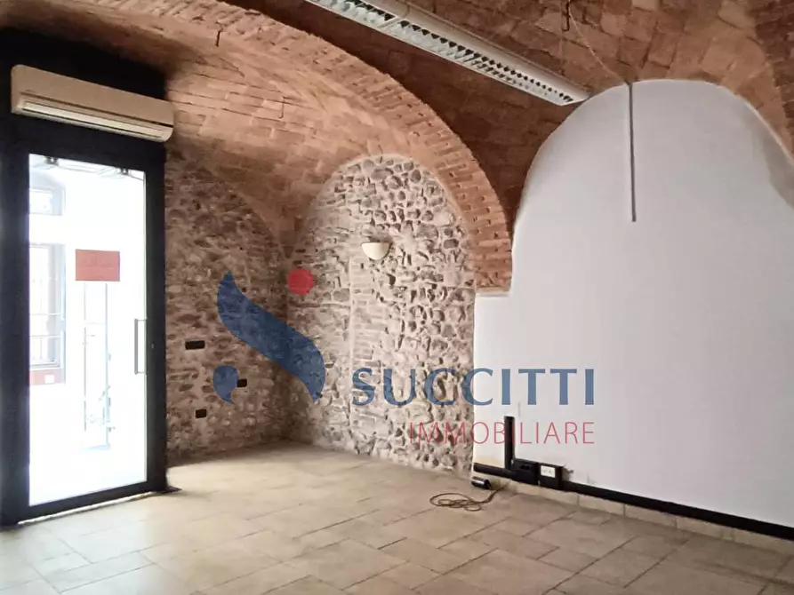 Immagine 6 di Locale commerciale in vendita  in via Raneiro a Teramo