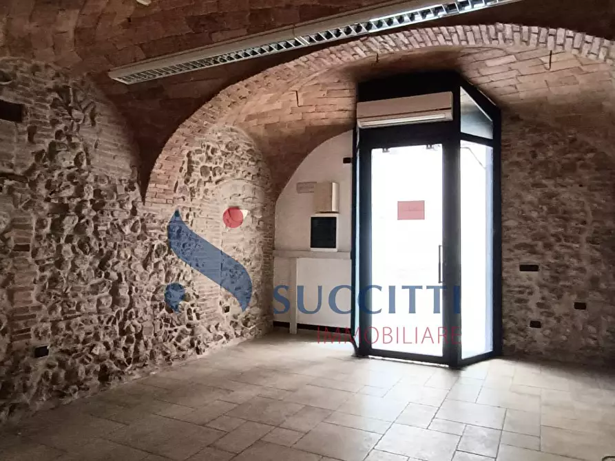 Immagine 8 di Locale commerciale in vendita  in via Raneiro a Teramo