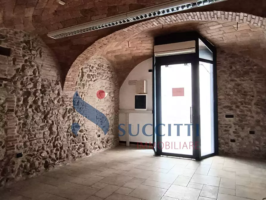Immagine 10 di Locale commerciale in vendita  in via Raneiro a Teramo