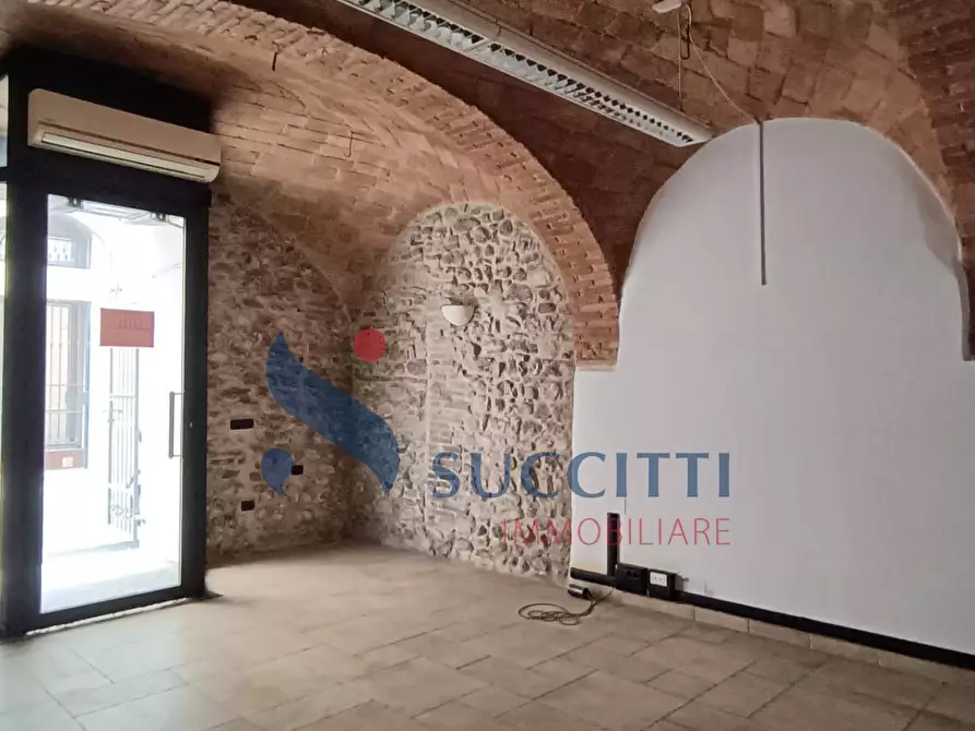 Immagine 11 di Locale commerciale in vendita  in via Raneiro a Teramo