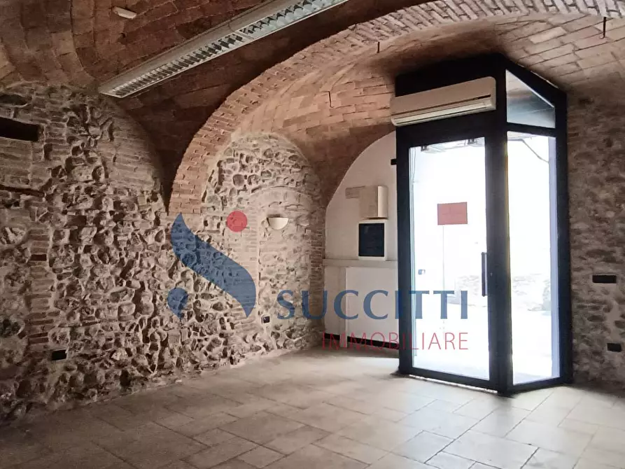 Immagine 12 di Locale commerciale in vendita  in via Raneiro a Teramo