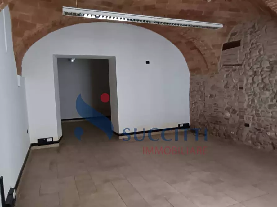 Immagine 3 di Locale commerciale in vendita  in via Raneiro a Teramo