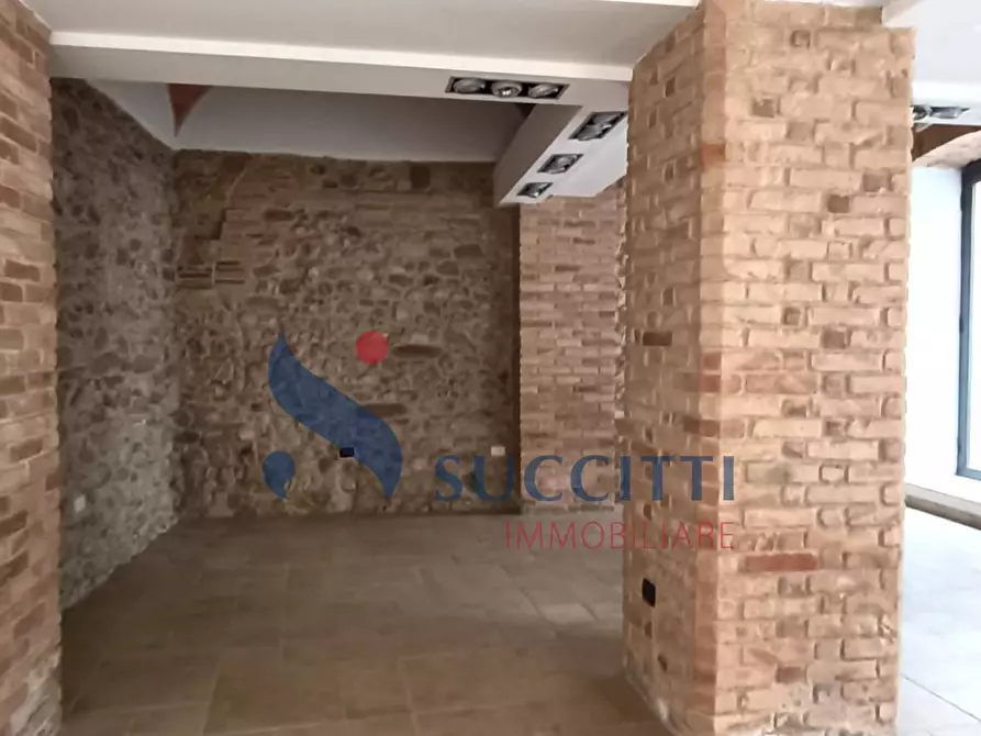 Immagine 2 di Locale commerciale in affitto  in via Raneiro a Teramo