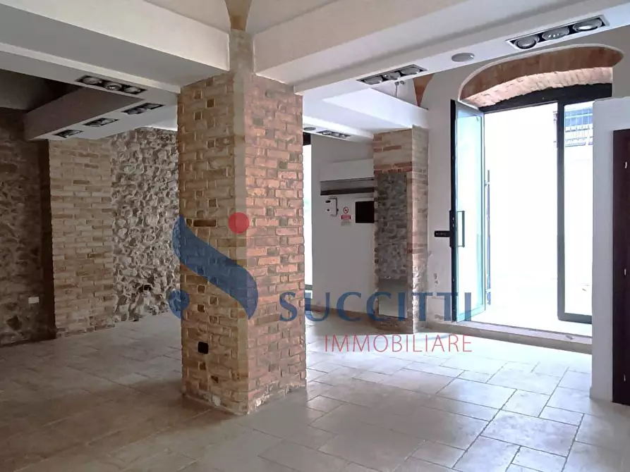 Immagine 5 di Locale commerciale in affitto  in via Raneiro a Teramo