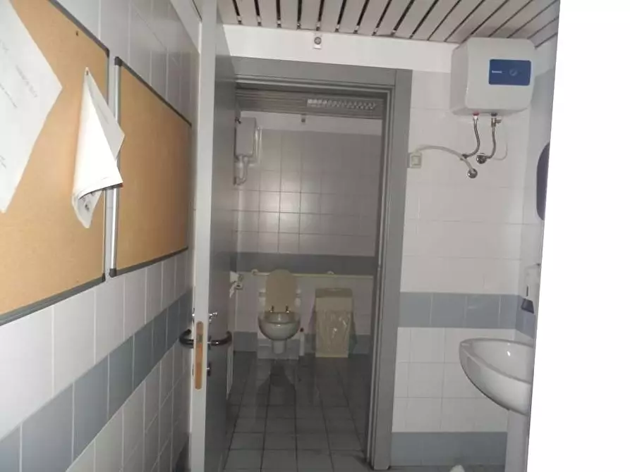 Immagine 4 di Negozio in affitto  in via torino a Savona