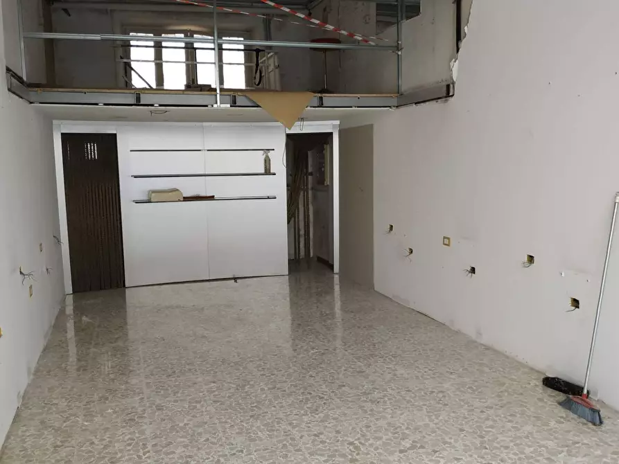 Immagine 3 di Locale commerciale in affitto  in Via Mario Curzi a San Benedetto Del Tronto