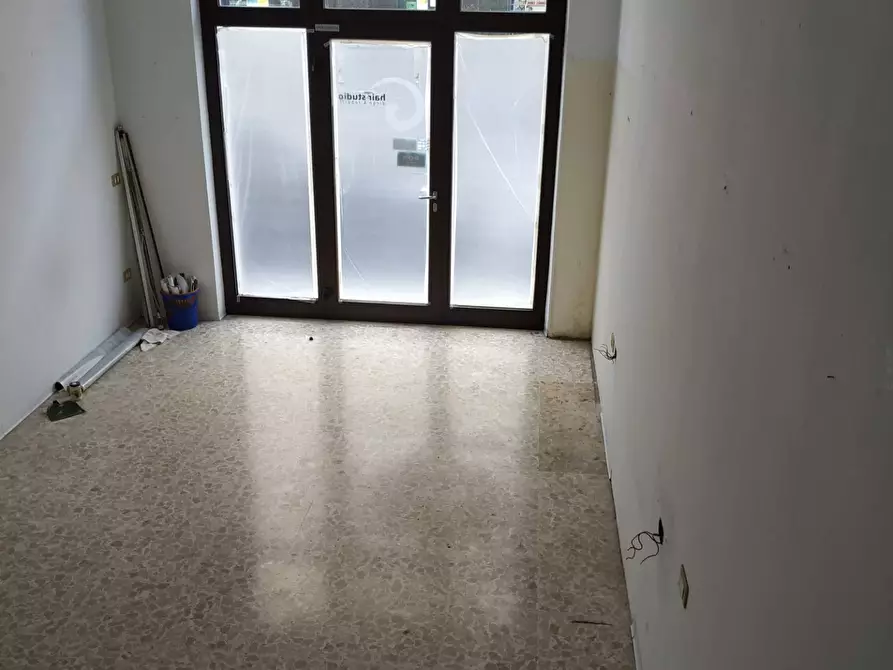 Immagine 8 di Locale commerciale in affitto  in Via Mario Curzi a San Benedetto Del Tronto