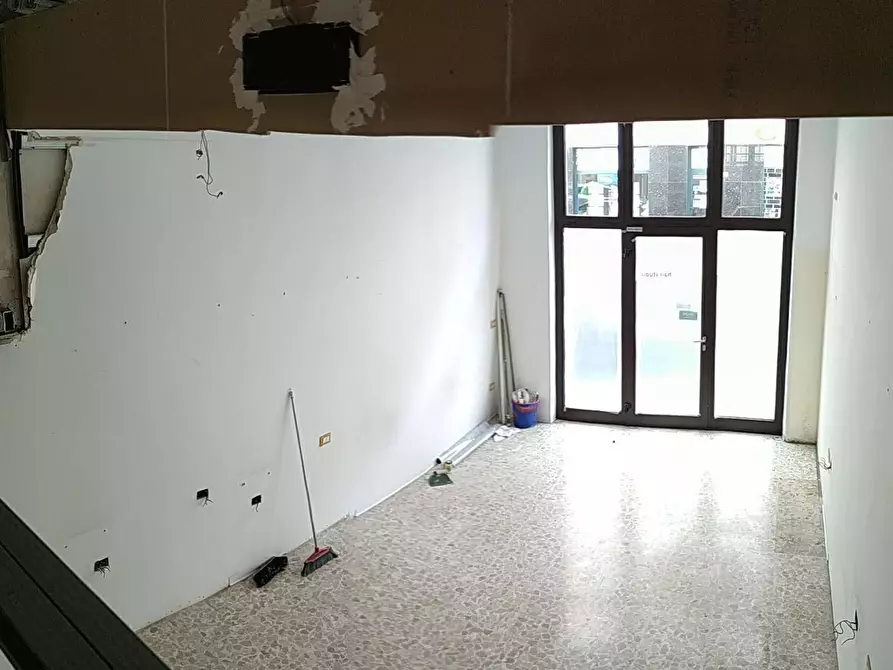 Immagine 11 di Locale commerciale in affitto  in Via Mario Curzi a San Benedetto Del Tronto