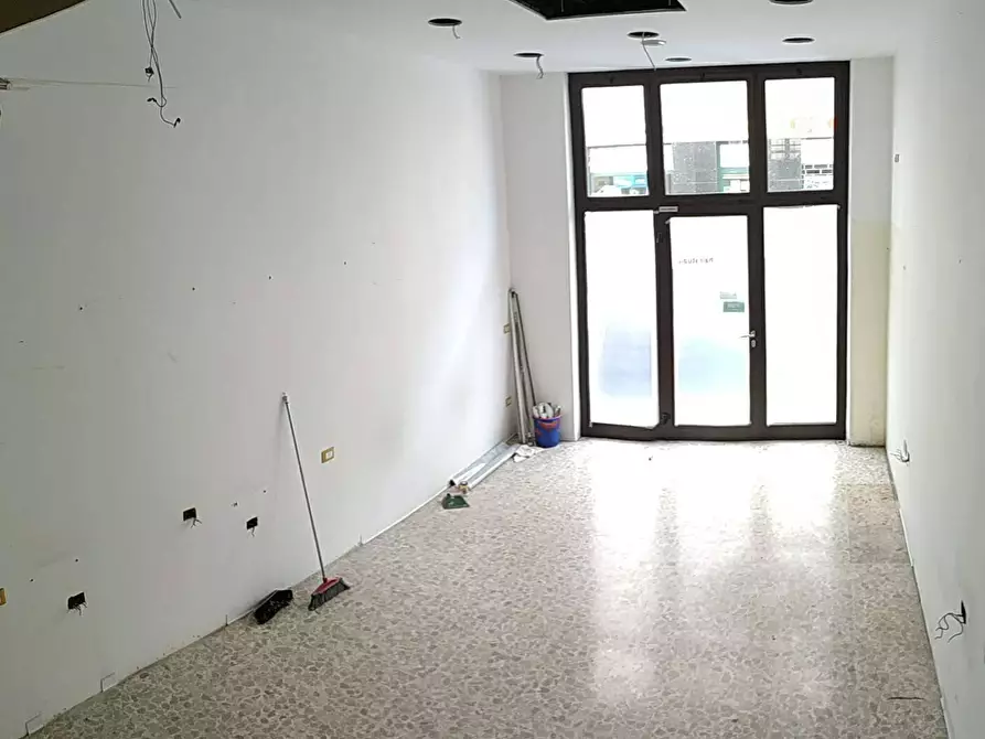 Immagine 2 di Locale commerciale in affitto  in Via Mario Curzi a San Benedetto Del Tronto