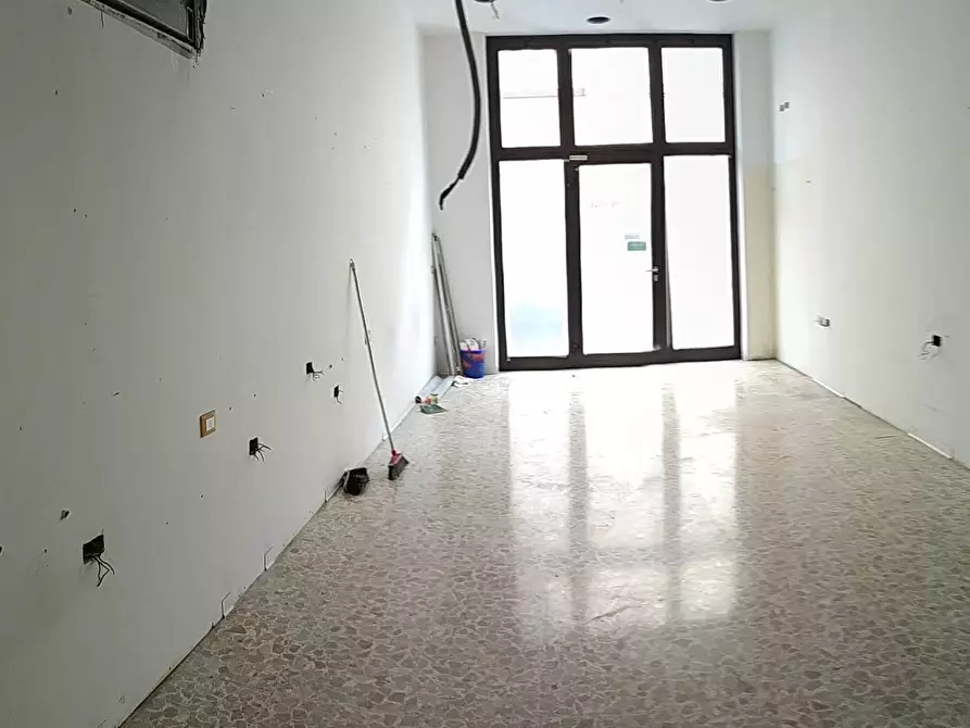 Immagine 12 di Locale commerciale in affitto  in Via Mario Curzi a San Benedetto Del Tronto