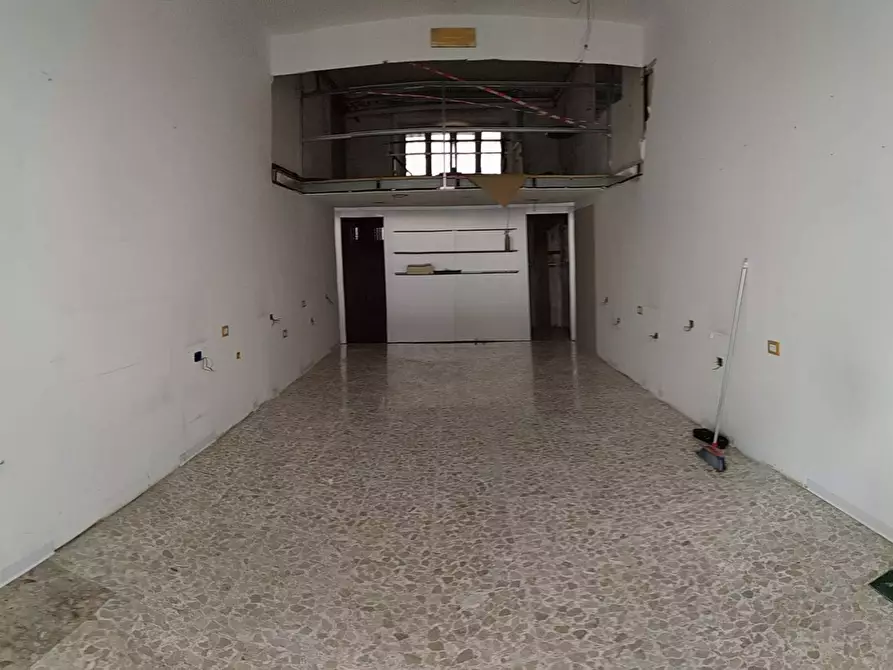 Immagine 14 di Locale commerciale in affitto  in Via Mario Curzi a San Benedetto Del Tronto