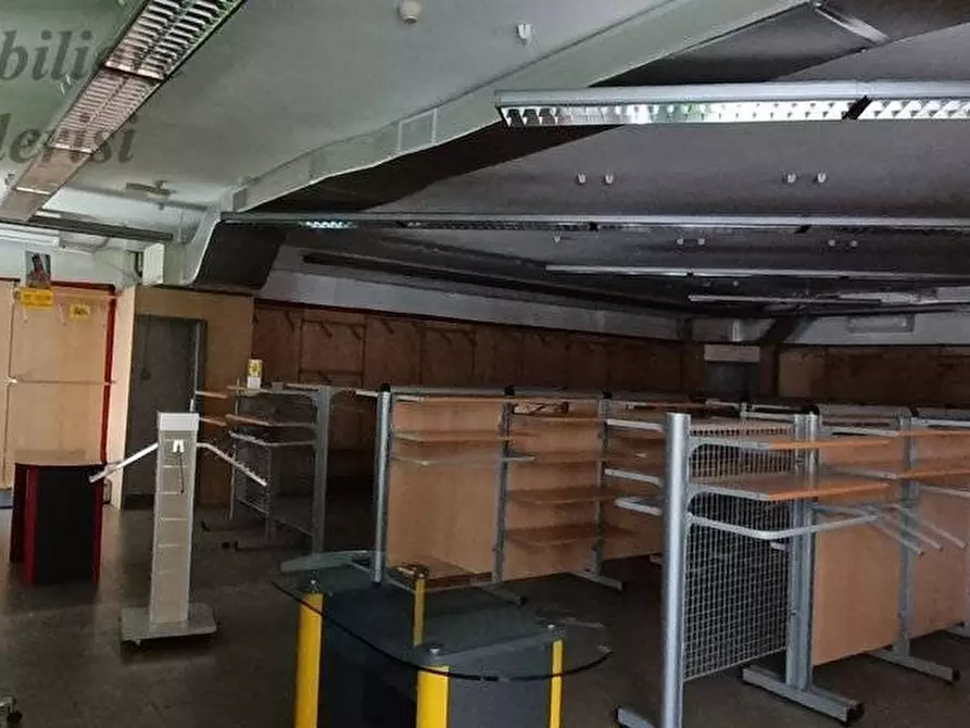 Immagine 8 di Locale commerciale in affitto  in Via Dante Alighieri a Grottammare