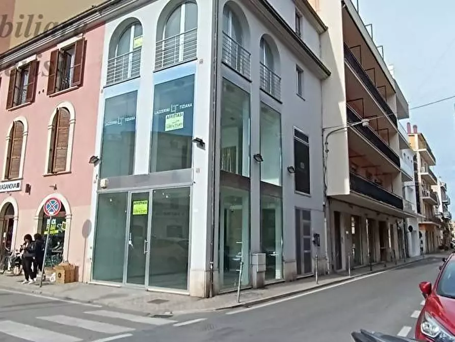 Immagine 1 di Locale commerciale in affitto  in Piazza Matteotti a San Benedetto Del Tronto