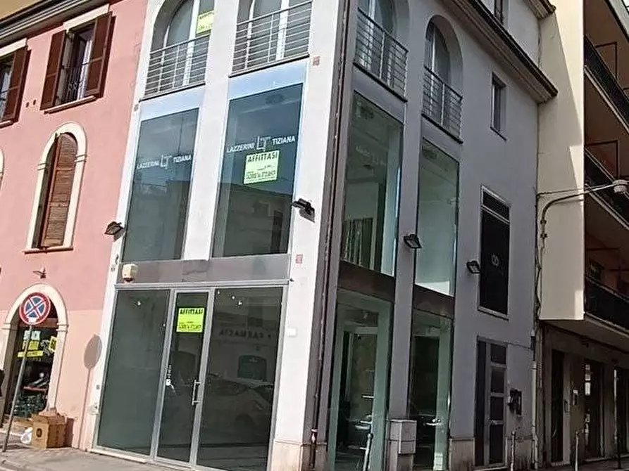 Immagine 2 di Locale commerciale in affitto  in Piazza Matteotti a San Benedetto Del Tronto