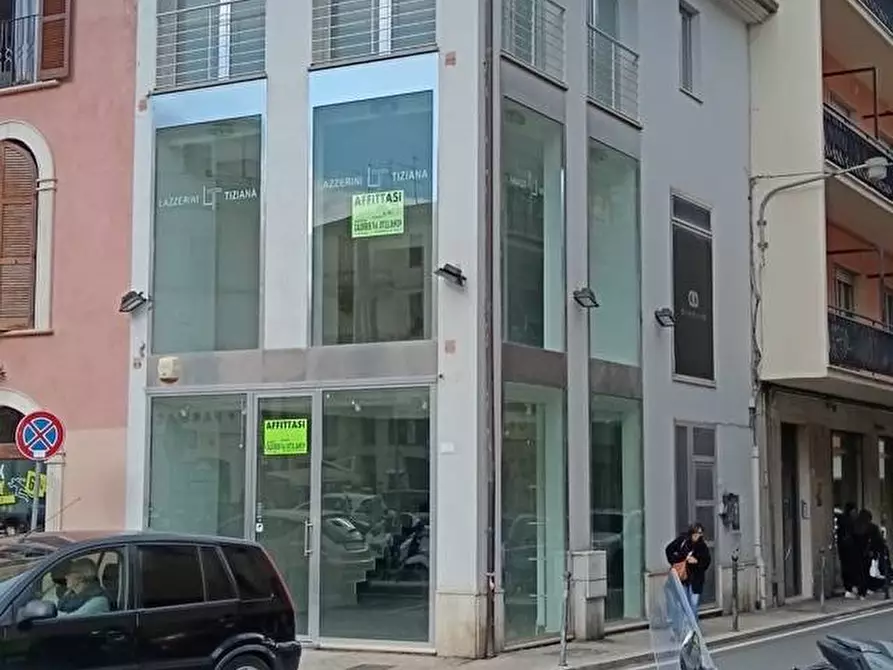 Immagine 15 di Locale commerciale in affitto  in Piazza Matteotti a San Benedetto Del Tronto