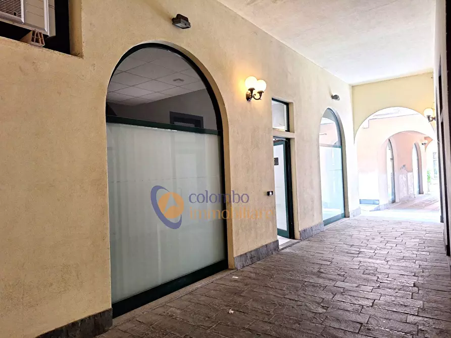 Immagine 1 di Negozio in vendita  in via G. Mazzini a Busto Arsizio